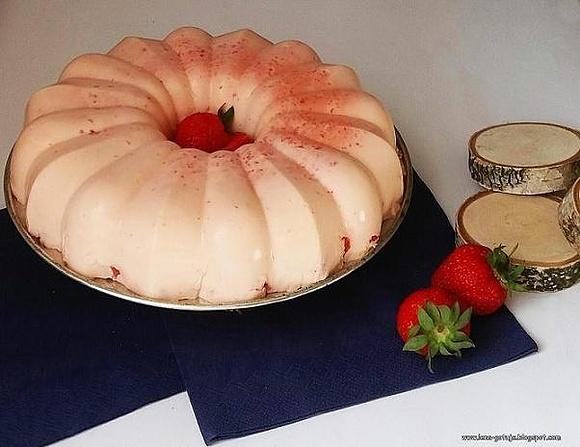 Truskawkowa jogurtowa babka bez pieczenia
