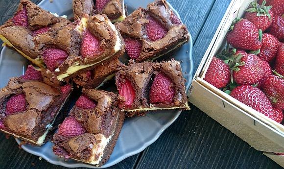 Sernikobrownies z truskawkami