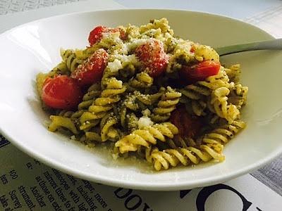 Świderki z pomidorkami i pesto