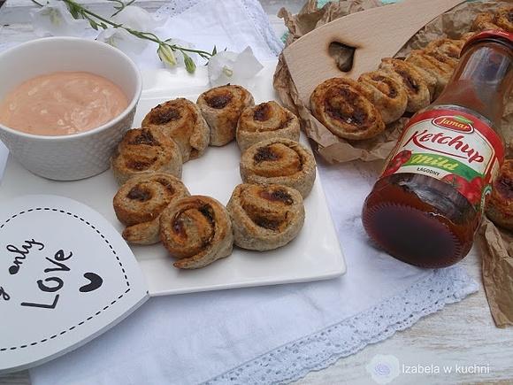 Drożdżowe zawijaski z ketchupem