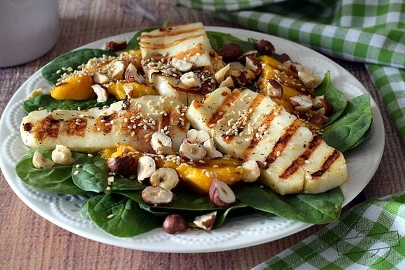 Sałatka z grillowanym halloumi i mango