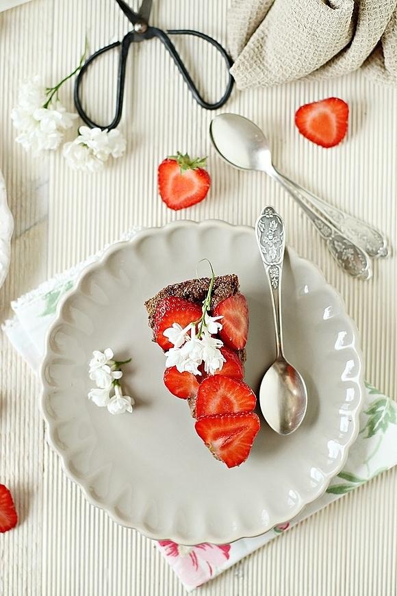 Tarta czekoladowa z truskawkami bez pieczenia