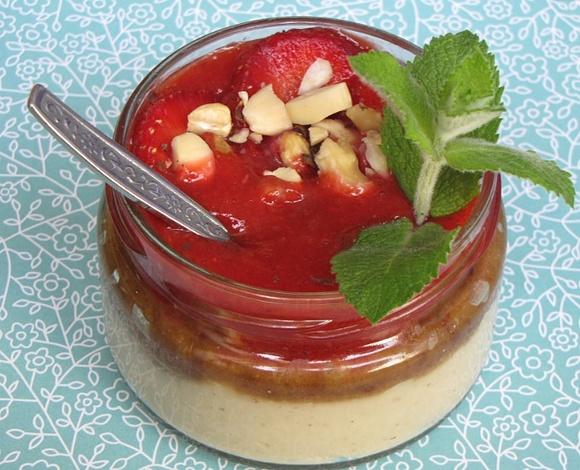 Jaglano-orzechowy pudding z daktylami i musem truskawkowym