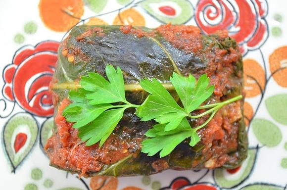 Wegańskie gołąbki z liści kalarepy, suszonych pomidorów i tofu