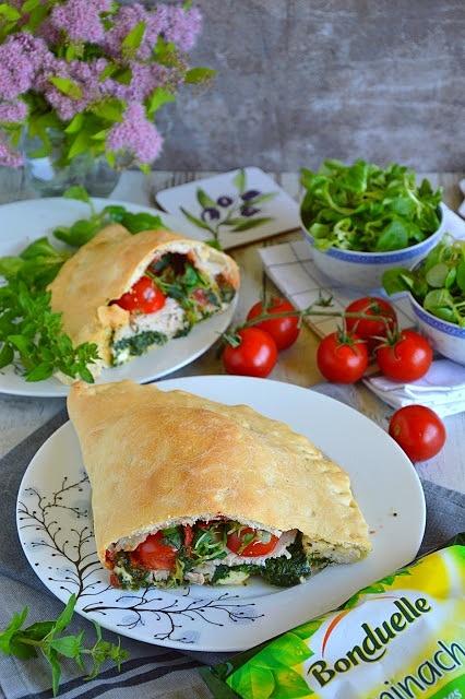 Calzone ze szpinakiem pomidorkami roszponką szynką i mozzarellą