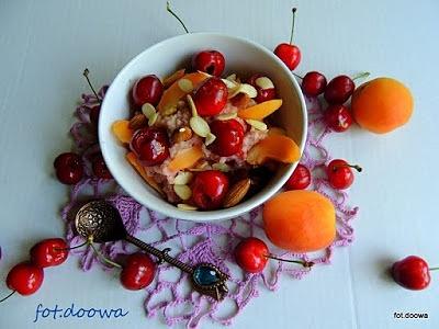 Jaglanka sezonowa z owocami sezonowymi