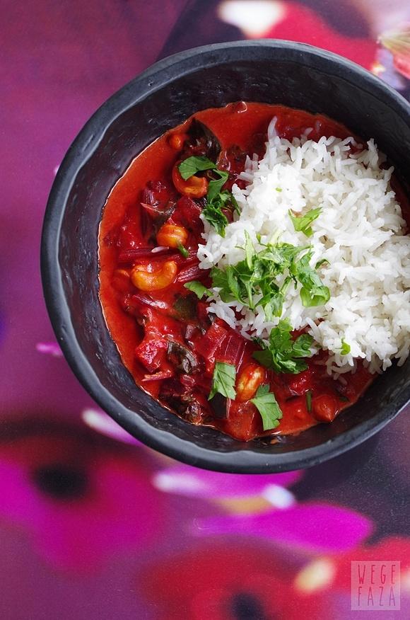 Botwinkowe curry z mleczkiem kokosowym i orzechami