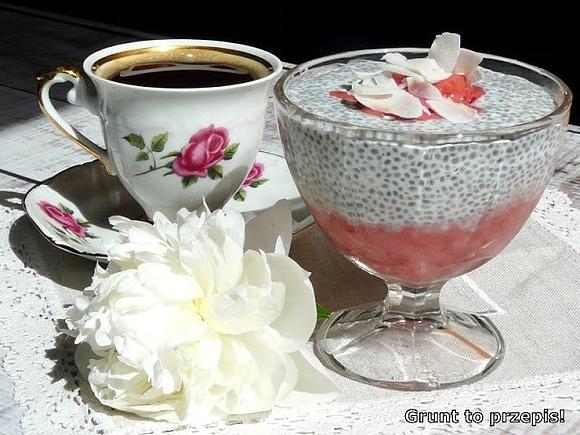 Kokosowy pudding chia z mrożoną truskawką
