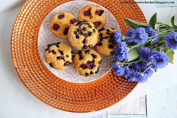 Muffinki kukurydziane z czarną porzeczką