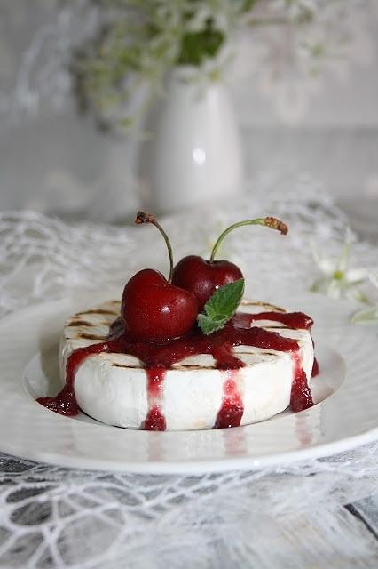 Grillowany camembert z sosem czereśniowym lub wiśniowym