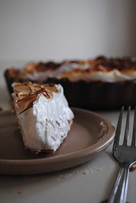Tarta z truskawkami, rabarbarem i kokosową bezą