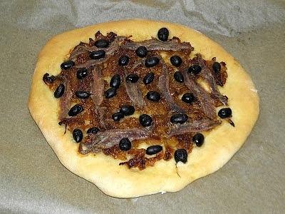 Pissaladière - pizza z anchois i karmelizowaną cebulą