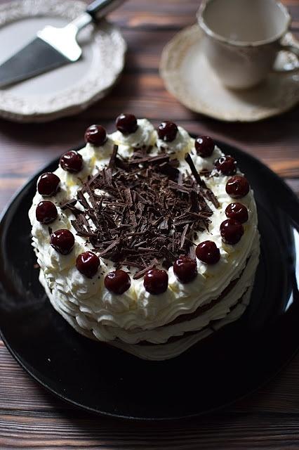 Kakaowy tort ze śmietanką i mascarpone