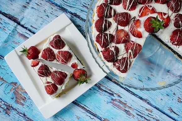 Tarta makowa z truskawkami i bitą śmietaną