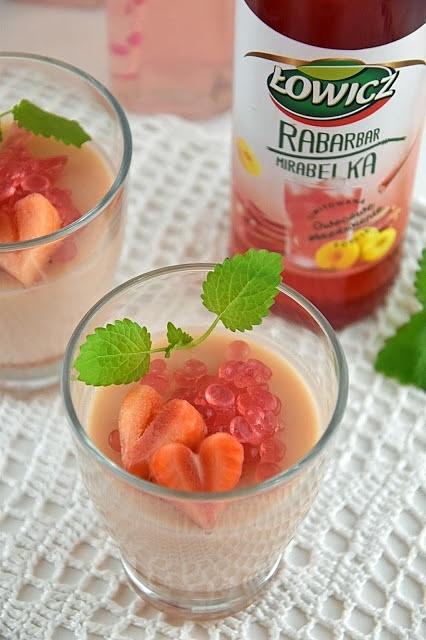Orzeźwiająca panna cotta z owocowym kawiorem rabarbaru i mirabelki