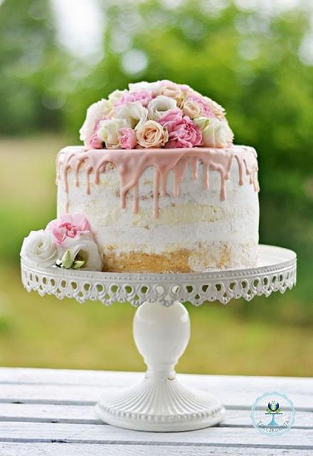 Drip i naked cake z kwiatami