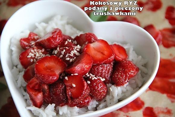 Kokosowy ryż z pieczonymi truskawkami