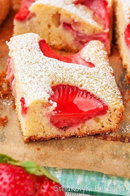Ciasto z białą czekoladą i truskawkami
