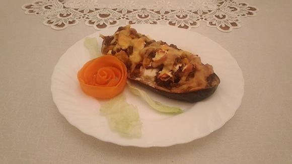 Nadziewany bakłażan z mięsem i serem feta