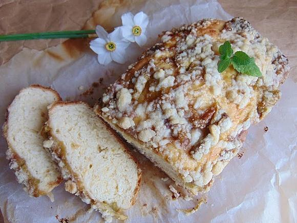 Ciasto drożdżowe z rabarbarem i kruszonką