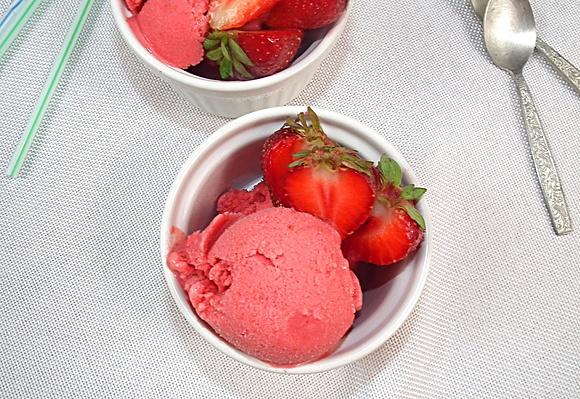Orzeźwiające lody truskawkowe z jogurtem greckim
