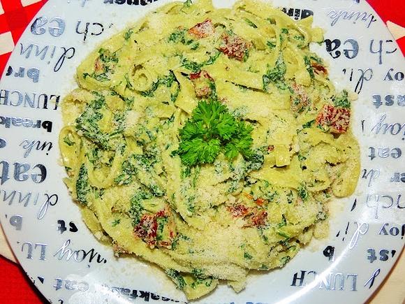 Tagliatelle ze szpinakiem i suszonymi pomidorami