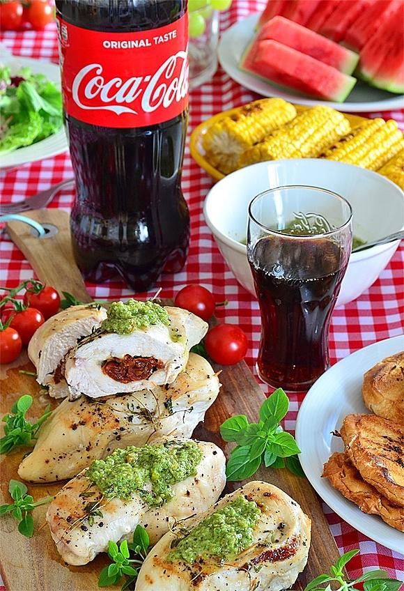Piersi z kurczaka z grilla faszerowane suszonymi pomidorami i serem pleśniowym z pesto pistacjowym