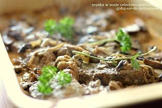 Szynka w sosie grzybowo-cebulowym