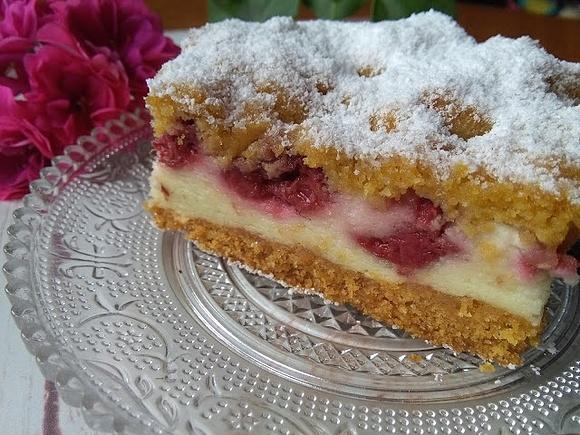 Kruche ciasto z malinami i pianką budyniową
