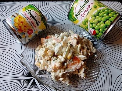 Sałatka śledziowa z zielonym groszkiem i kukurydzą