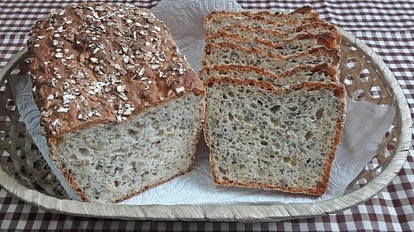 Chleb z ziarnami na mące krupczatce