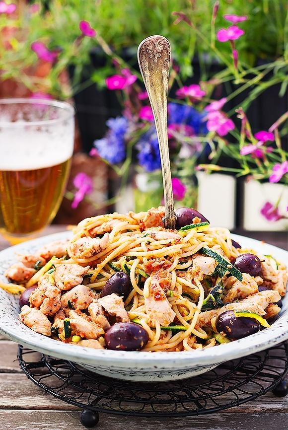 Spaghetti z romesco i kurczakiem
