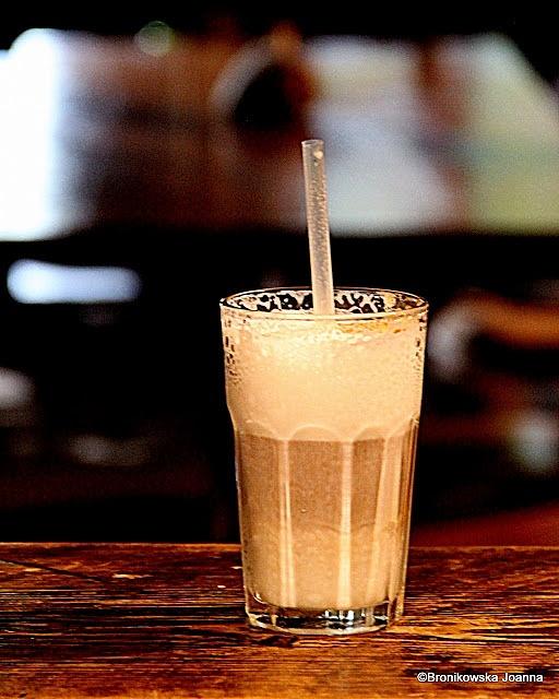 Domowa letnia frappe z kawy i mleka
