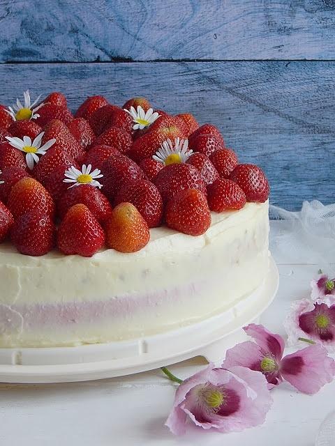 Tort z truskawkami i białą czekoladą