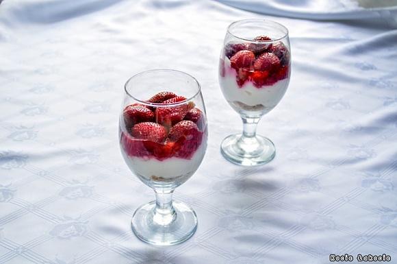 Serniczki na zimno z truskawkami i amaretti