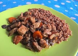 Gulasz wieprzowy z marchewką i pieczarkami