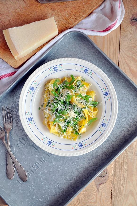 Makaron pappardelle ze szparagami, bobem i winem
