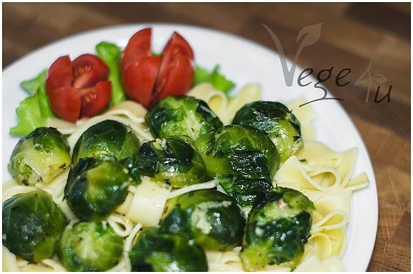 Imbirowa brukselka z makaronem tagliatelle