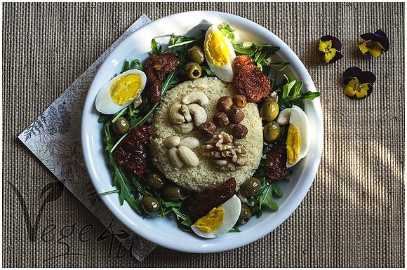 Sałatka z couscous, orzechami, rukolą i suszonymi pomidorami