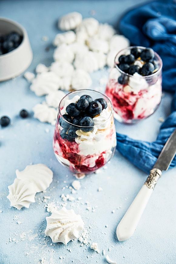 Eton mess - bezowy deser z malinami, truskawkami i borówkami
