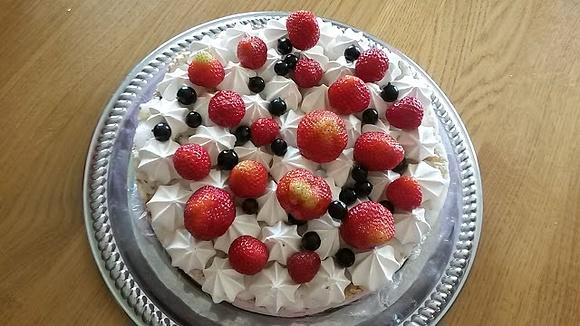 Tort lodowy z bezikami i świeżymi owocami