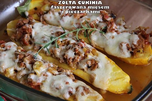 Żółta cukinia faszerowana mięsem mielonym i pieczarkami