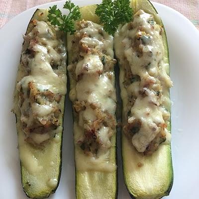 Cukinia faszerowana mięsem i kaszą bulgur