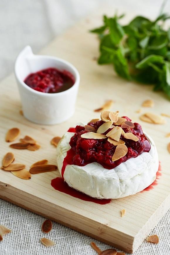 Pieczony camembert z malinową konfiturą