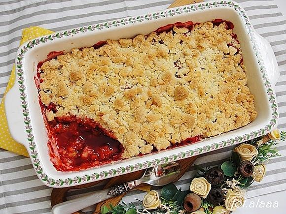Crumble z truskawkami i rabarbarem