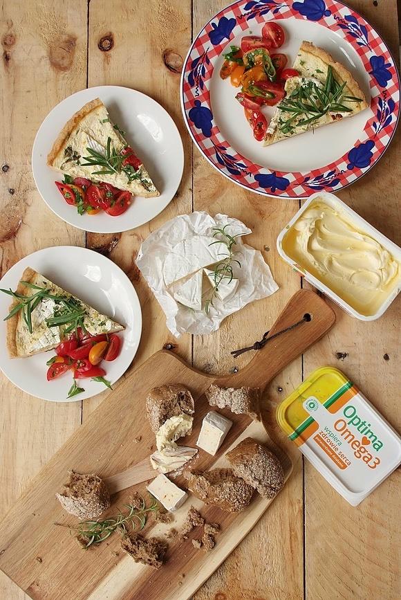Piknikowa tarta z rozmarynem i francuskim serem