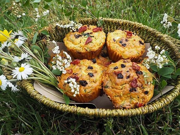 Muffiny z cukinią, fetą i suszonymi pomidorami
