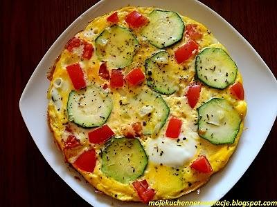 Omlet z cukinią, mozzarellą i pomidorem
