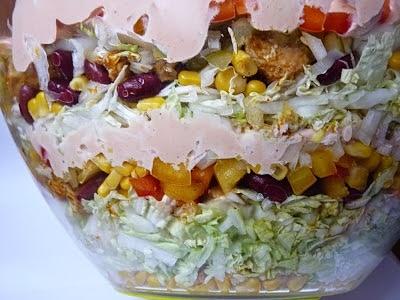 Sałatka gyros z kurczakiem warzywami i majonezem