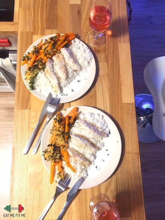 Delikatna pierś z kurczaka z ryżem w sosie kokosowym, frytkami z marchwi pieczonymi w pietruszce i parmezanie